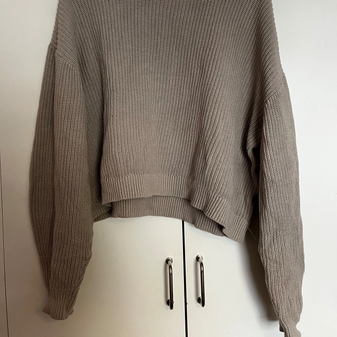 Beige stickad croppad tröja