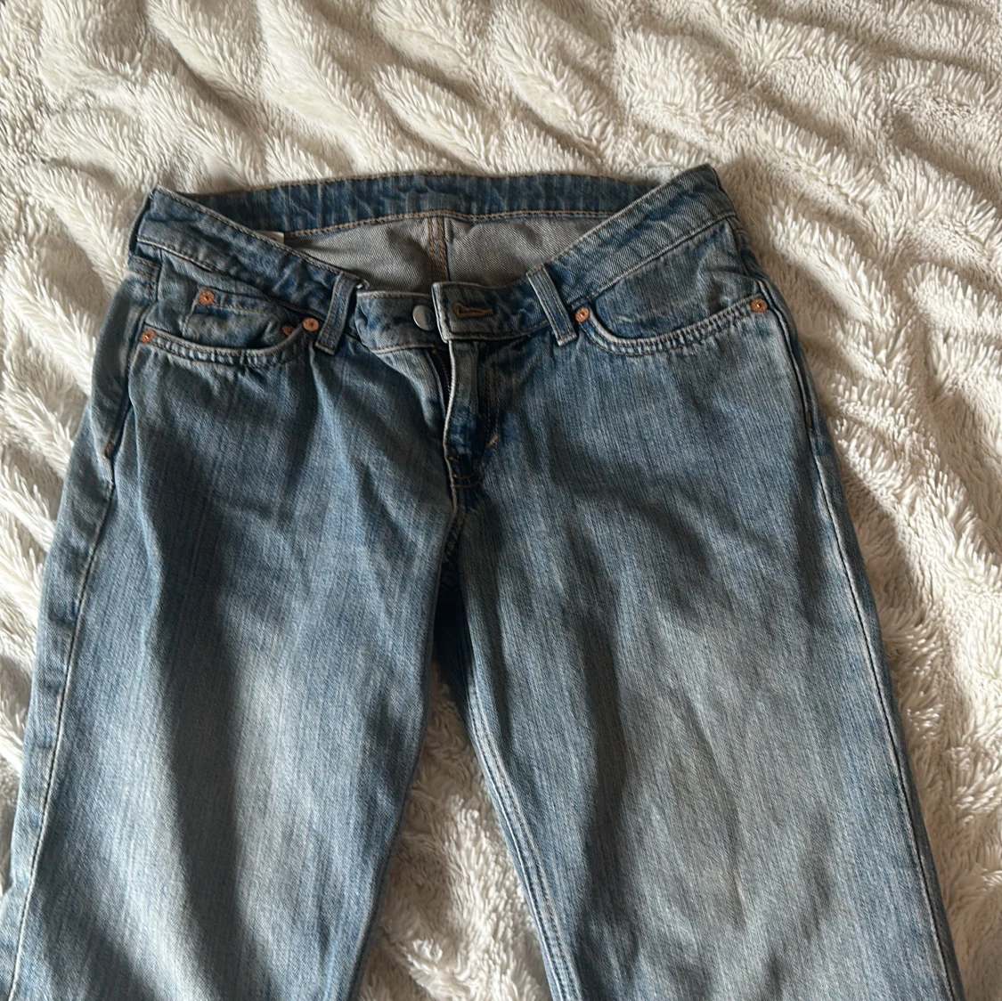 Blå bootcut jeans från Weekday - 1