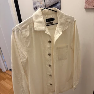 Vit overshirt från Riley - Snygg krämvit overshirt från Riley med klassisk krage.