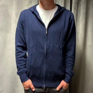 Kashmir/Merino zip hoodie - En skön marinblå Kashmir/Merino zip hoodie i storlek S! Modellen är 177cm! Endast testad, skick 10/10 utan defekter! Finns även en likadan hoodie i M med snören! Hör av dig vid frågor!🌟