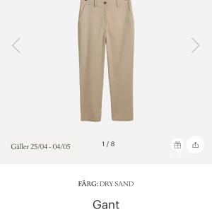 Beige chinos från Gant - Snygga beige chinos från Gant i färgen dry sand. Klassisk rak passform med fickor fram och bak, stängs med knapp och dragkedja. Perfekta för en stilren och avslappnad look nu till sommaren. Blott använda ett par gånger. Nypris 1398kr
