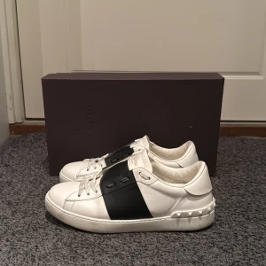 Valentino skor - Valentino skor i storlek 40,5 men passar 41. Skorna är i jättebra skick och kommer med box, dustbag och valentino kuvert . Skriv för mer info🙌