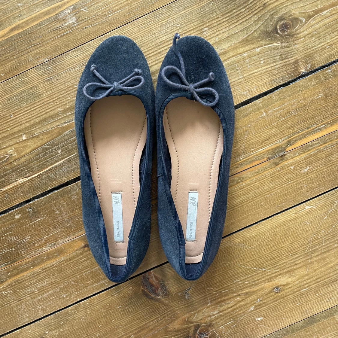 Mörkblå mocka ballerinaskor från H&M - 1
