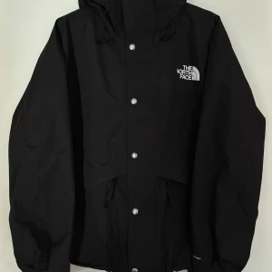 The North Face - dryvent MONO mountain jacket - Använd i ca 2 veckor.. så, i väldigt gott skick!  Köptes för 3000kr på sneakers and stuff i stockholm.