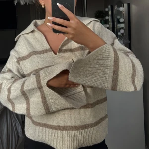 Beige och brun randig stickad tröja - Stickad tröja från gina, använd fåtal gånger men som ny🫶🏼
