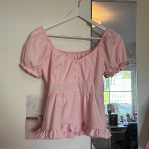 rosa babydoll topp - rosa babydoll top med knappar och puffiga armar.🎀