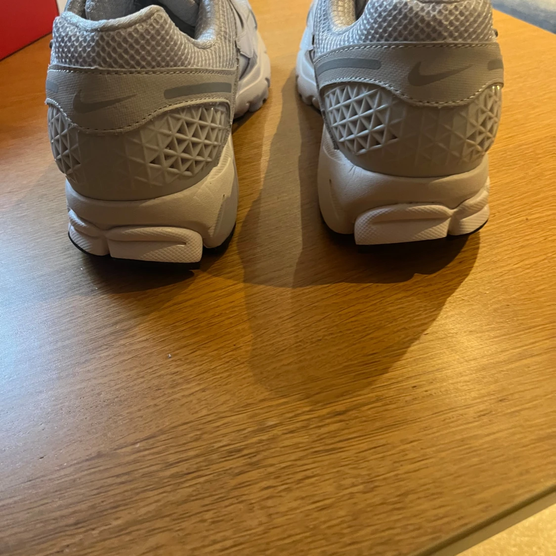 Nike Vomero 5 sneakers i ljusgrått - 3