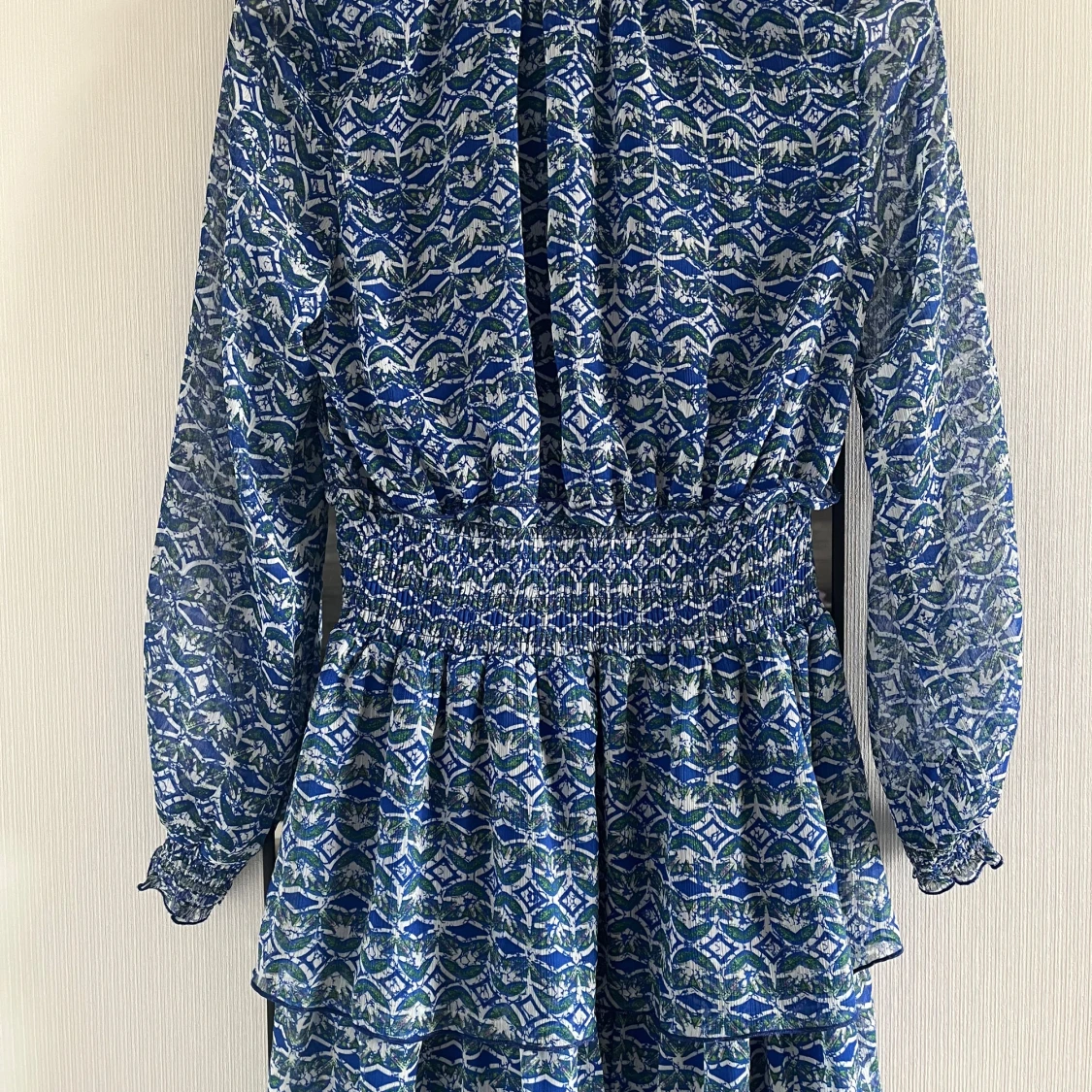 Blåmönstrad långärmad klänning från Zara - 1