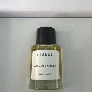 ESSNCE Absolu Vanilla Eau de Parfum - Fick hem min Absolu Vanilla idag och tyvärr passar den inte mig. Det är en Eau de Parfum, perfekt för dig som gillar varma och söta vaniljtoner 🍦Möts upp/kan köra hem den till dig om du bor i Helsingborg! Endast testad med ett sprut, så är som ny.