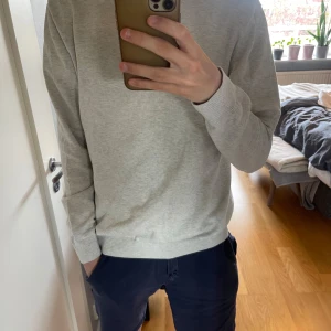 Beige tröja från Bläck - Säljer en stilren beige tröja från bläck i storlek L. Oltrigt bekväm och kommer vara perfekt för sommaren som kommer! Den är använd en gång men gillade den inte mer så säljer att sälja den nu. Nypris 600, mitt pris 149! Hör av dig vid minsta fundering!