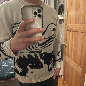 Beige och svart stickad tröja från Luckymad - | Säljer en vit/beige stickad tröja från Luckymad | Den har bra skick men använd 8/10 | Storlek L | Mitt pris är 149