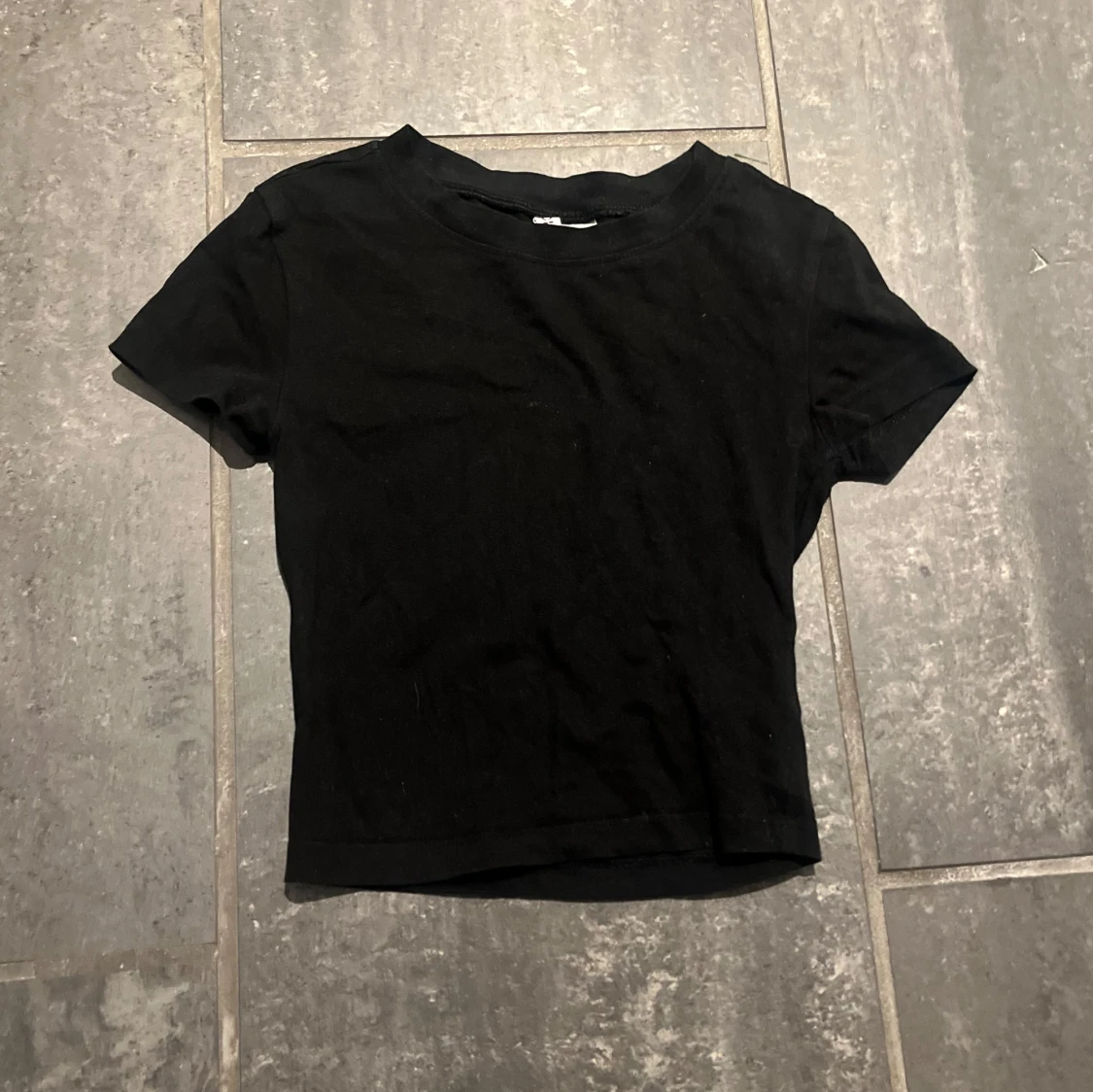 Svart croppad t-shirt från H&M Divided - 1