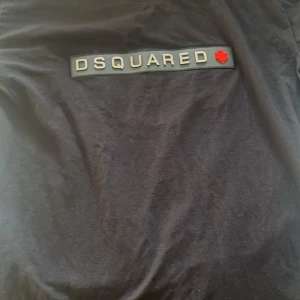 Dsquared t-shirt - Simpel svart t-shirt, dsquared nästan aldrig använd bara påtestad. Priset är ej fast.