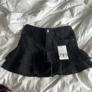 Jeans kjol - Säljer denna jeanskjol från ZARA kids då den inte kommer till användning. Aldrig använd, ny med prislapp. Storlek 11-12 år (152) men passar mig perfekt som är nästan 160💕