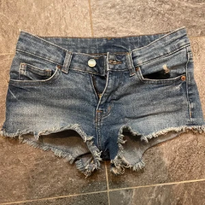 Low waist jeans shorts - Jeans shorts super fin säljer då dem inte passade och lånade bilder av tidigare säljare, skriv för fler bilder💕 