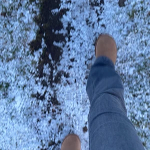 Grå bootcut jeans från ONLY, stl 34 - Snygga grå jeans från ONLY i Jensen är bootcut och är i mycket bra skick storleken heter M/34 men skulle säga att den passar S med!! 