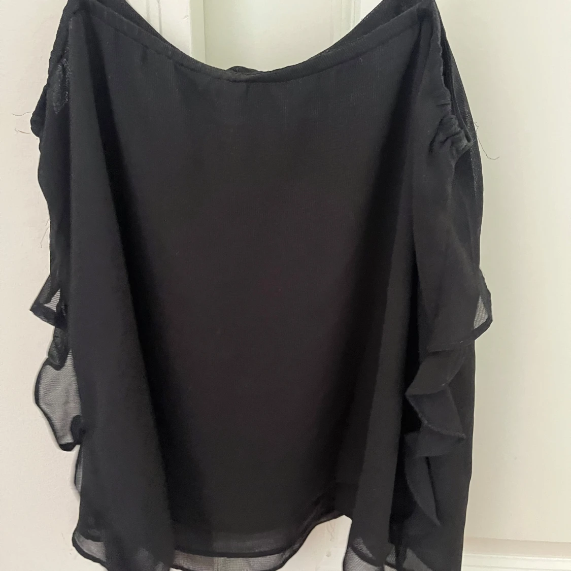 Svart volang-linnetopp från Mango - 1