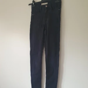 Svarta Molly jeans från Perfect Jeans strl S - Svarta Molly jeans från Perfect Jeans i storlek S. Modellen är skinny med hög midja och klassisk femficksdesign. Jeansen är stretchiga och sitter tight hela vägen ner. Perfekta om du gillar en smal siluett och enkel stil.  Begagnat skick, lite slitna mellan bena (ej hål)