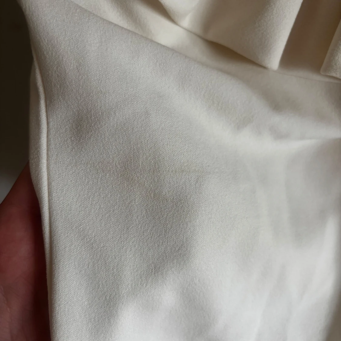 Vit oneshoulder topp med volang - 3