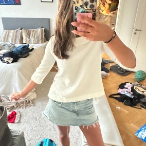 Vit topp från ottod'Ame❣️ - Säljer en vit topp från ottod'Ame med snygg struktur i tyget. Modellen har trekvartsärm och rak passform, perfekt till jeans eller kjol. Tyget känns lite lyxigt och toppen har en enkel, clean look som är lätt att styla. Köpt på Kenja i Malmö men märket är ottod'Ame! Använd en gång❣️❣️