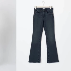 Low waist bootcut jeans gina  - Säljer dessa mörkblåa low waist bootcut jeans från gina som ej kommer till användning, storlek 34 och bra skick då de är använda några enstaka gånger, nypris 500 kr 