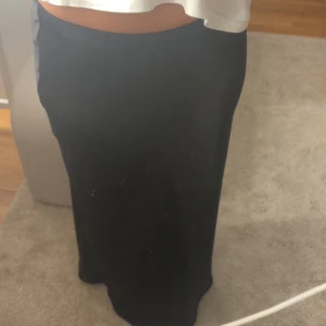 Svart långkjol i satin - En svart långkjol i silke från Zara, inga defekter. Skriv för frågor💞💞
