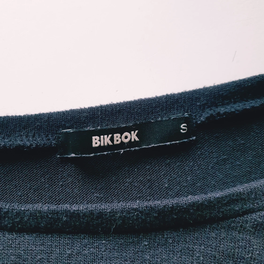 Svart croppad tröja från BikBok strl S - 2