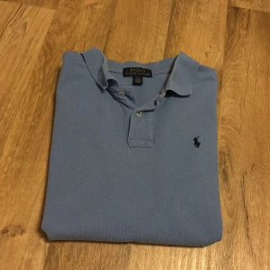 Ralph Lauren pike GE PRISFÖRSLAG  - Skick: 9/10 | Storlek: L (barn) | Motsvarar XS | Passar perfekt för dig som är 165-170 | Nypris: 1300 | Mitt pris: Ge prisförslag | Hör av er vid frågor. 