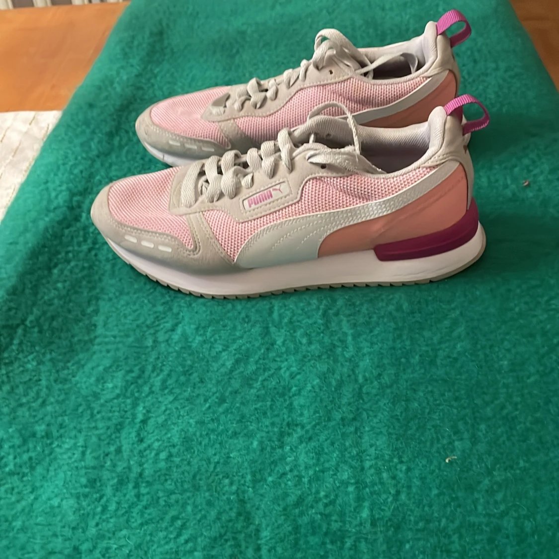 Rosa och grå sneakers från Puma - 1
