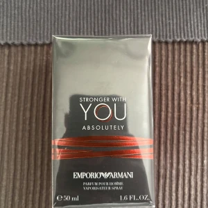 Emporio Armani Stronger With You Absolutely - Emporio Armani Stronger With You Absolutely. Flaskan rymmer 50 ml och är oöppnad. En härlig modern och maskulin doft. Säljer på grund av felköp och har kvitto till. Pris är ej hugget i sten vid snabb affär.