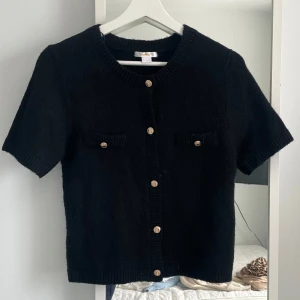 Svart kofta/tröja från Gina Tricot - Jätte snygg tröja/kofta från Gina Tricot! Storleken skulle jag säga är xs/170 och var super fin på💓 Jag säljer den då jag tyvärr inte har någon användning för den💗 Den har använts 1 gång och har inga defekter! Priset går att diskutera och det är bara att fråga om mer bilder vid intresse💕