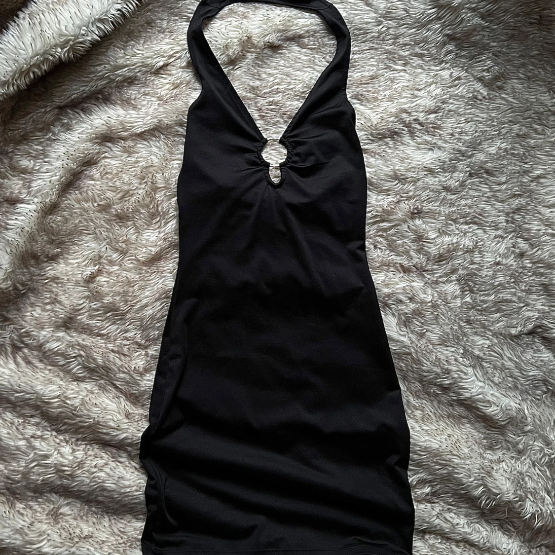 Svart kortklänning med ringdetalj H&M