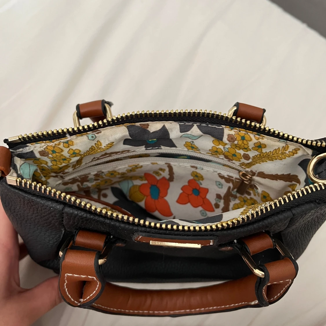 Liten svart och brun handväska - 4