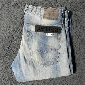 Replay Waitom jeans  - Helt nya Replay jeans! Börja följ för jag har över 100 par helt nya Replay jeans som kommer laddas upp!!!Tyvärr kan jag inte skicka bild när jag själv bär plagget då jag för det första ofta inte kan ha storlekarna jag säljer och för det andra skulle det bli alldeles för mycket jobb när jag säljer så mycket, så jag rekommenderar att man googlar på modellnamnet för att se passformen :) (3)