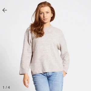 Begie oversized tröja  - Jättefin stickad hörlur från lager 157, helt ny och aldrig andvänt, fick två i födelsedagspresent så kommer int till andvändning, köpt för 150-200 