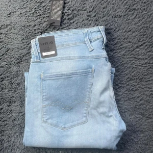 Replay Anbass jeans  - Helt nya Replay jeans! Börja följ för jag har över 100 par helt nya Replay jeans som kommer laddas upp!!!Tyvärr kan jag inte skicka bild när jag själv bär plagget då jag för det första ofta inte kan ha storlekarna jag säljer och för det andra skulle det bli alldeles för mycket jobb när jag säljer så mycket, så jag rekommenderar att man kikar måtten på sista bilden heller googlar på modellnamnet för att se passformen :) längd 107cm midja 44cm (2)