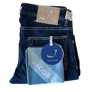 Jacob Cohën Jeans - new with tags - Säljer ett par Jacob Cohen jeans i färgen mörkblå. De är helt nya med tags. Nypris över 5k. Aldrig använd, skick 10/10. Pris 1899kr. Dm vid frågor eller funderingar.
