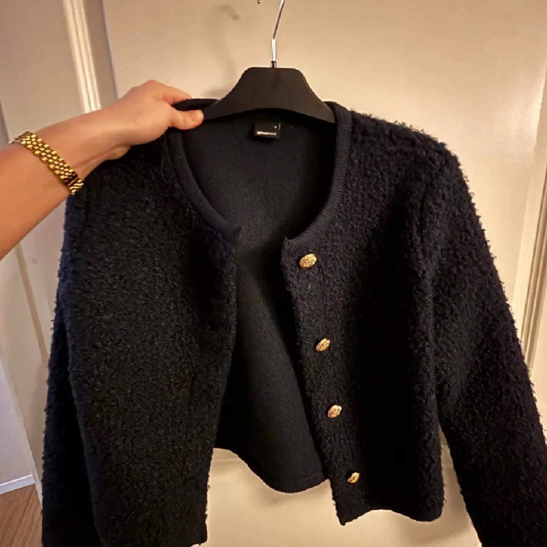 Svart kofta från Gina Tricot med guldknappar