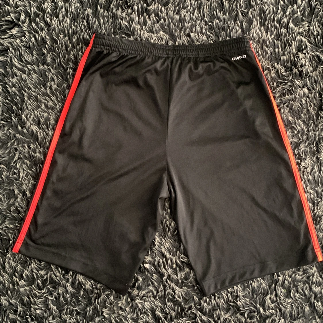 Svarta Adidas shorts med röda ränder - 1