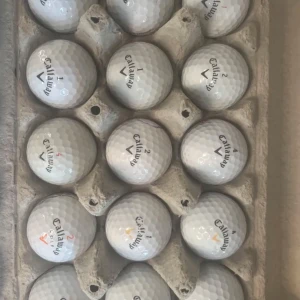 Callaway golfbollar 12 st mix A-B klass - Bilderna visar ett set med Callaway golfbollar, perfekt för dig som vill ta ditt golfspel till nästa nivå. Bollarna är i bra skick och levereras i en praktisk förpackning. Passar både nybörjare och erfarna golfare som vill ha kvalitetsbollar till ett bra pris.