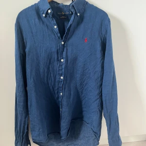 Ralph Lauren linneskjorta  - Ralph Lauren linneskjorta storlek m.                             Skick 7/10 använd, bra skick.                                         Priset går såklart att diskutera!                                     Bundle med fler linneskjortor?                                        Vid fler funderingar tveka inte på att slå en signal!         /VS
