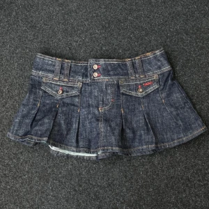 Lowrise jeanskjok - Supersöt kjol i lite stretchigt material! 💓 Mycket fint skick!😇 39,5cm rakt över midjan💓