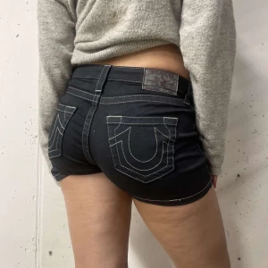 True Religion Low Rise Shorts - Hej! Säljer ett par True Religion Low Rise Shorts storlek 26. Passar från 164-169cm. Inget slitage och i jätte fint skick☺️ Kan sänka pris vid snabb affär