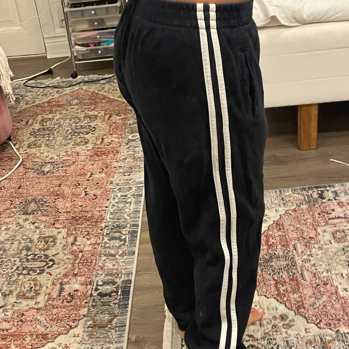 Mörkblå mjukisbyxor med vita ränder melville