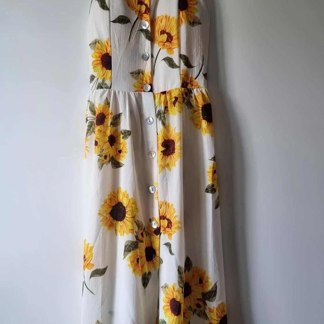 Vit klänning med solrosor och knappar