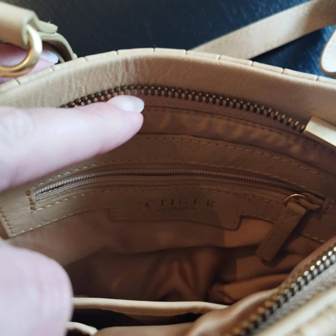 Beige axelväska från Tiger of Sweden - 3