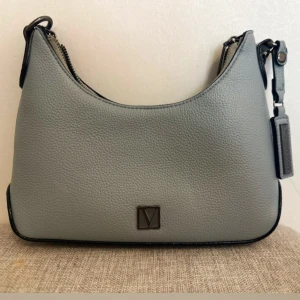 Victoria Secret handväska  - En Victoria Secret väska, som har används ett par gånger. Kvitto finns inte kvar.