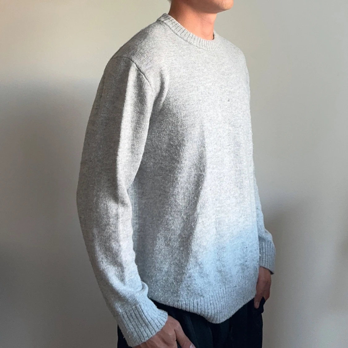 Ljusgrå stickad tröja med rund hals - 1