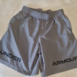 Shorts Under Armour  - Shorts från Under Armour. Se bilder för mått. Se gärna även mina andra annonser och skapa bundles. 