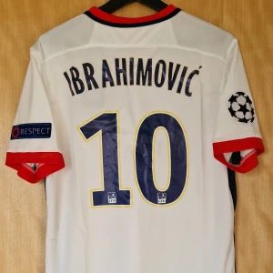 Zlatan Ibrahimović fotbollströja PSG 15-16 - Zlatan Ibrahimović PSG repIika fotbollströja 15-16. Tröjan är i nyskick utan många tydliga spår av användning. Kolla igenom bilderna för skick, skriv gärna om ni har frågor. Storlek: Medium
